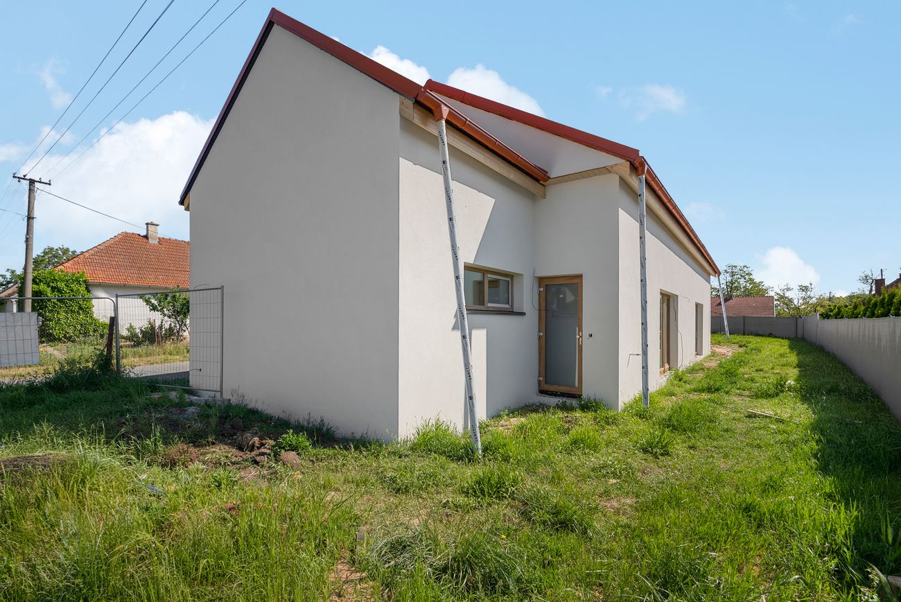 Boční strana domu ve výstavbě