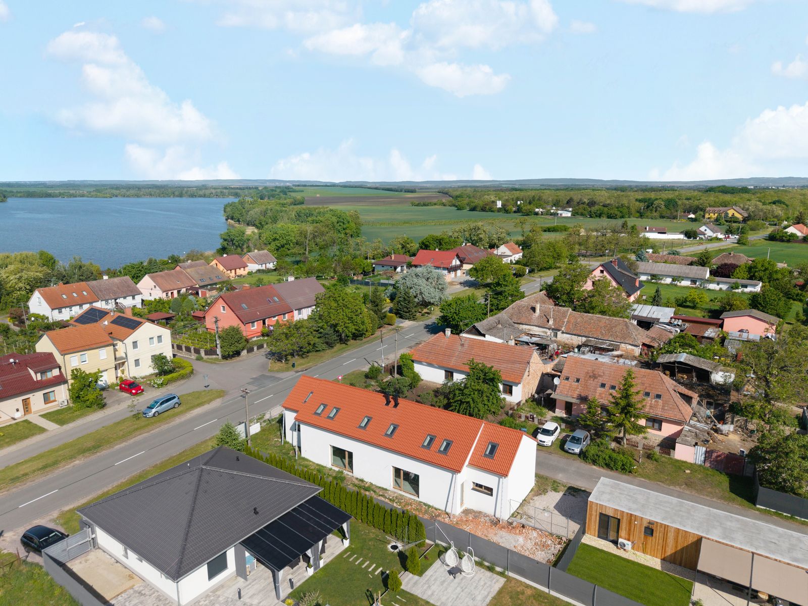 Dům z dronu s jezerem v pozadí