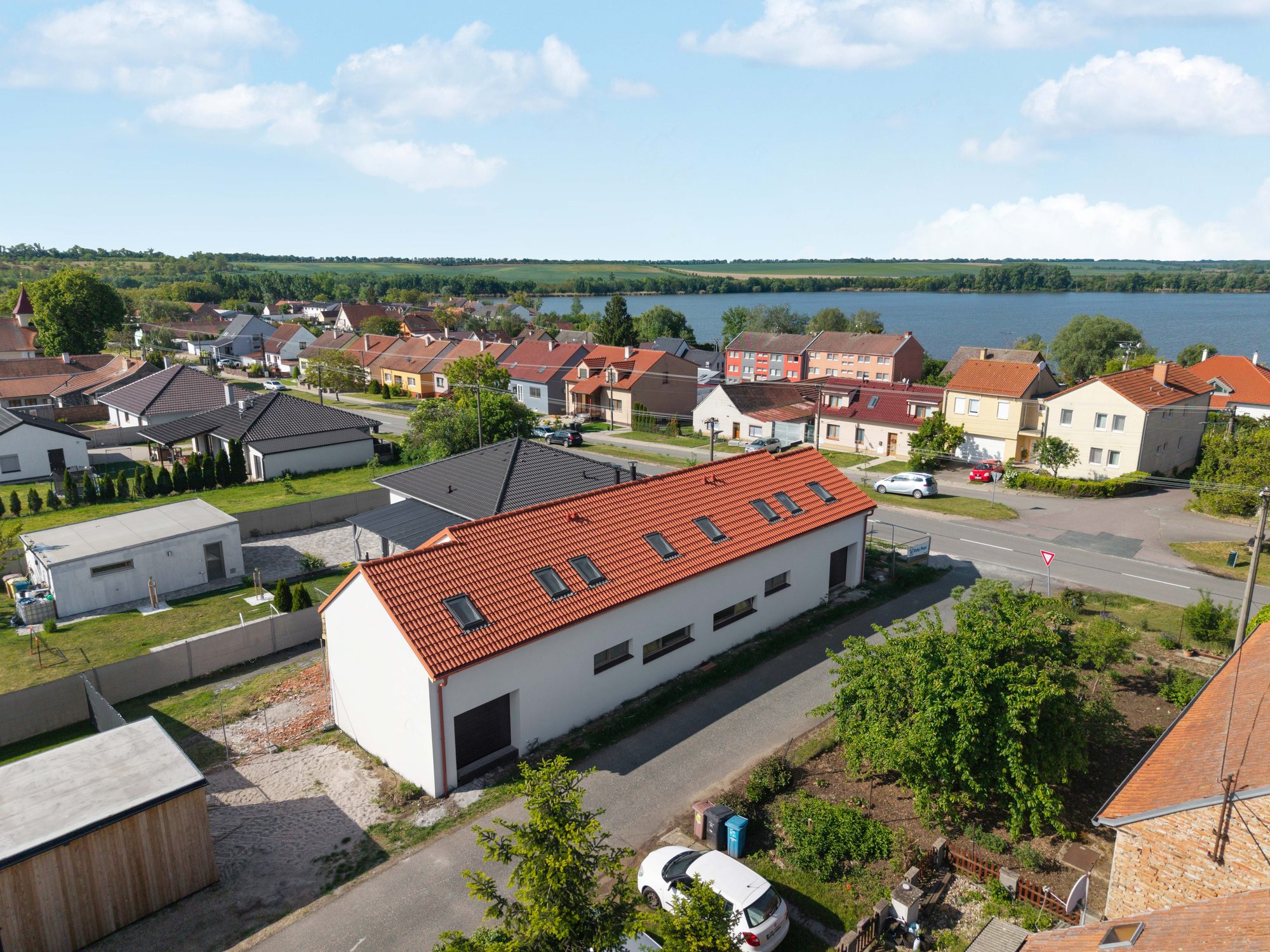 Letecký pohled na dům u jezera v Nové Vsi u Pohořelic